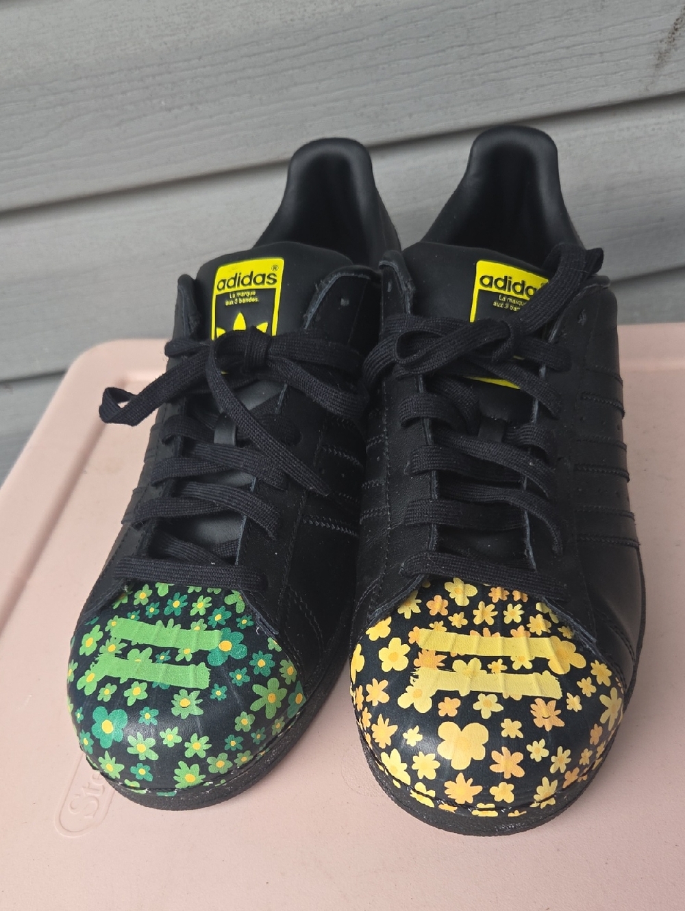 Adidas/ Pharrell Williams shoes in excellent used condition. Mens size 11